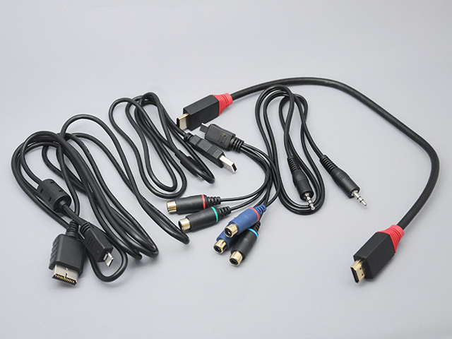 パッケージには、PS3用AV変換ケーブル、コンポーネント変換ケーブル、HDMI、USBケーブル、延長用3.5mmピンケーブルが付属する