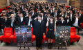 TVアニメ「サイコパス」、新編集版の先行上映会にファン100名が黒スーツ姿で集結！ 関智一・花澤香菜とともに記念撮影